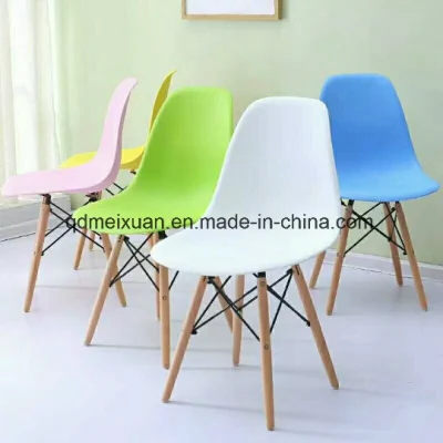 Günstige farbige, beliebte Kunststoffstühle mit Holzbeinen (M